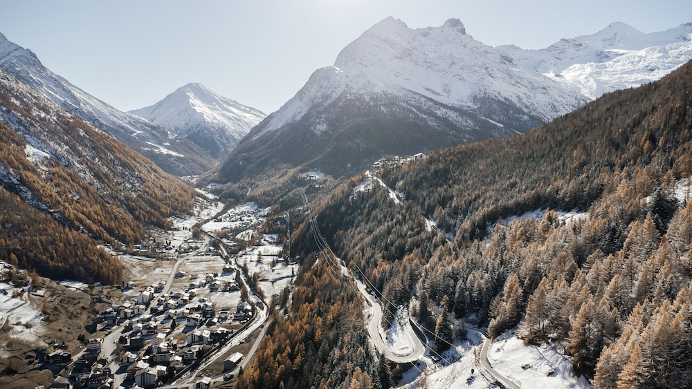 Waldhotel Fletschhorn - Panoramic Retreat in Saas Fee