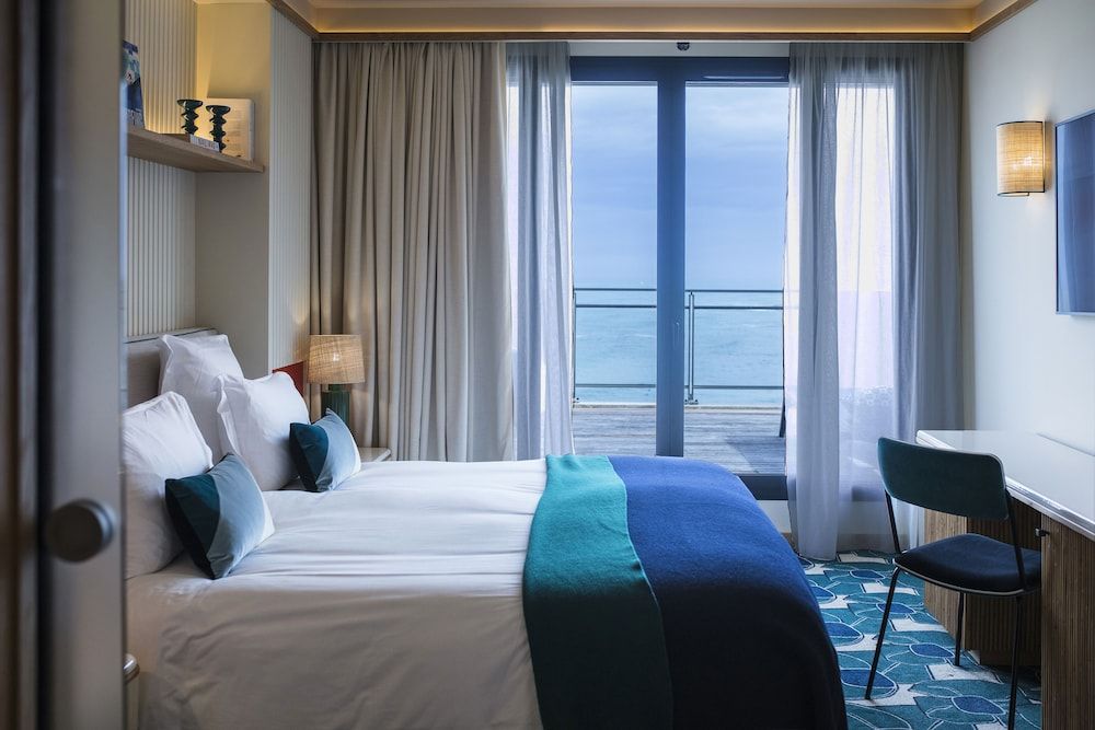 Hotel Le Café de Paris.