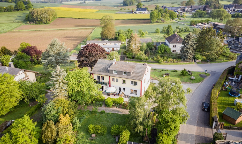 Landhaus vor Burg Eltz