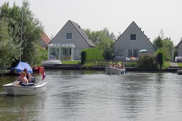 8-person cottage Tidy bungalow with dishwasher, close to the water
