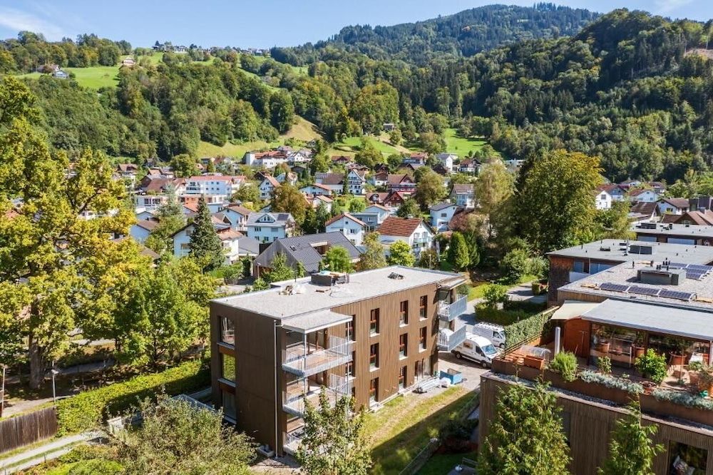 Urban-Apartmenthaus zwischen Berg und See.