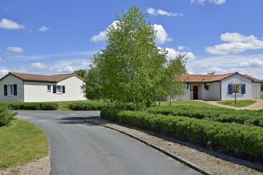4-persoons bungalow Tasteful villa with Wi-Fi, located in natural surroundings
