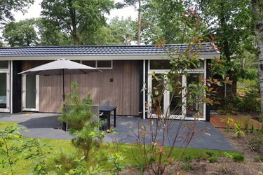 4-persoons vakantiehuis Woestehoeve aan een vijverpartij