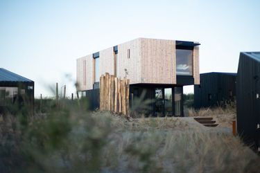6-persoons bungalow Modern, trendy theme Denim lodge, just 100 m from the sea