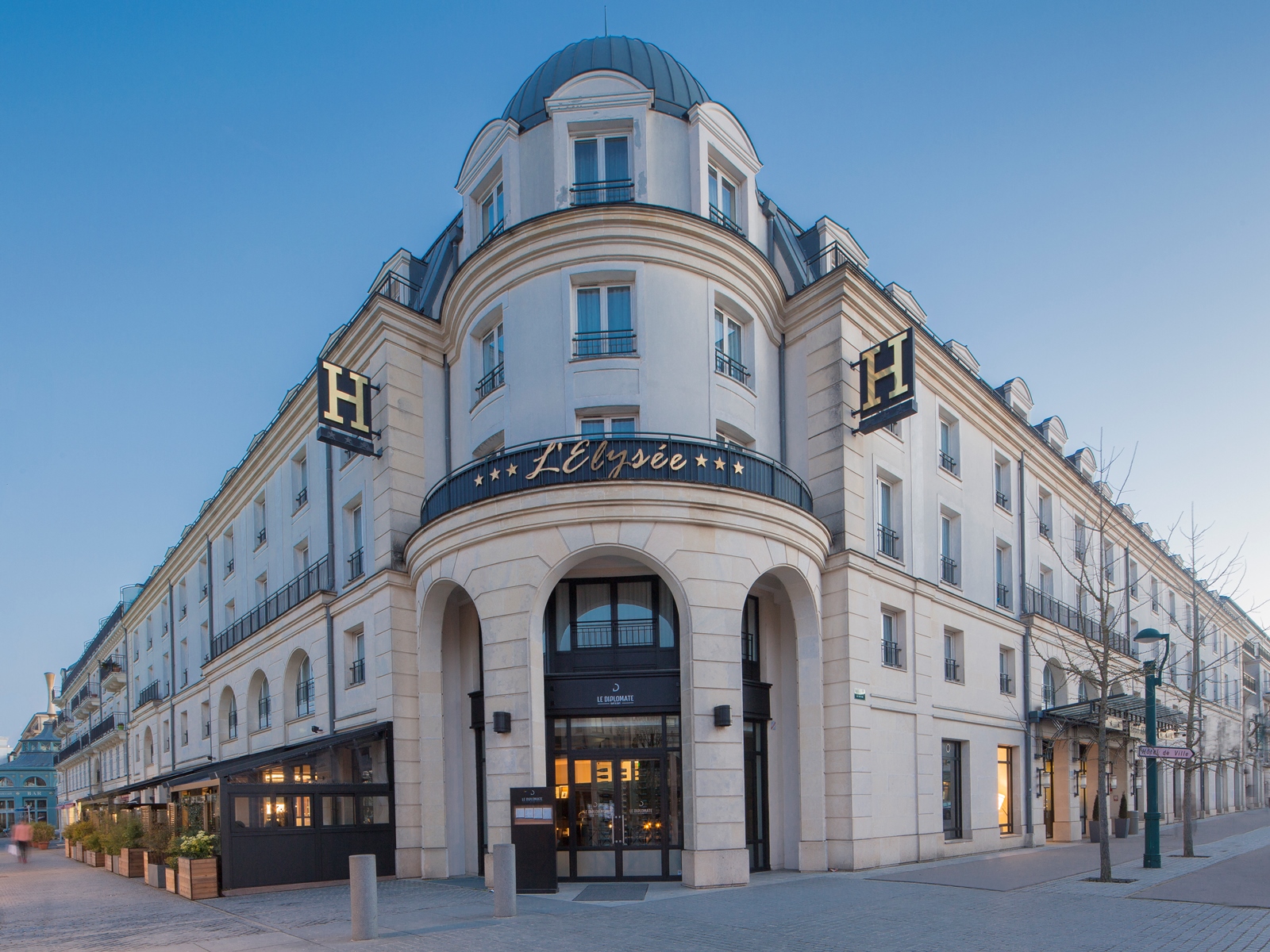 Hotel L'Elysée Val d'Europe <br/>125.00 ew <br/> <a href='http://vakantieoplossing.nl/outpage/?id=d3b13acb7d6cc4cd1171c82b8b1e6774' target='_blank'>View Details</a>