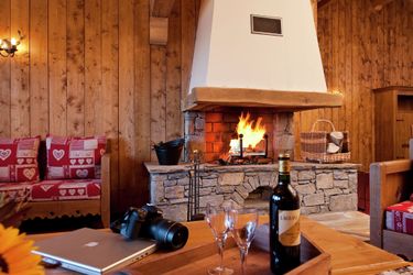 14-persoons bungalow Cozy apartment with a fireplace in a child-friendly village