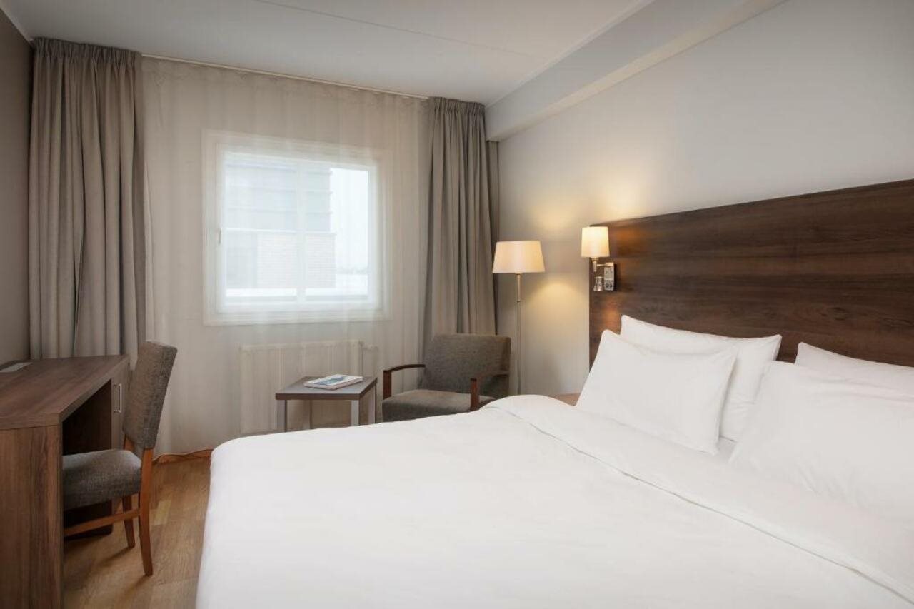Park Inn by Radisson Oslo Airport Hotel West <br/>111.00 ew <br/> <a href='http://vakantieoplossing.nl/outpage/?id=2c6b939d26ef0f2d7796ed7f1fa76f97' target='_blank'>View Details</a>