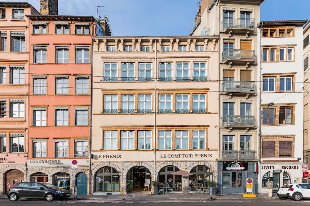Le Phenix Hotel