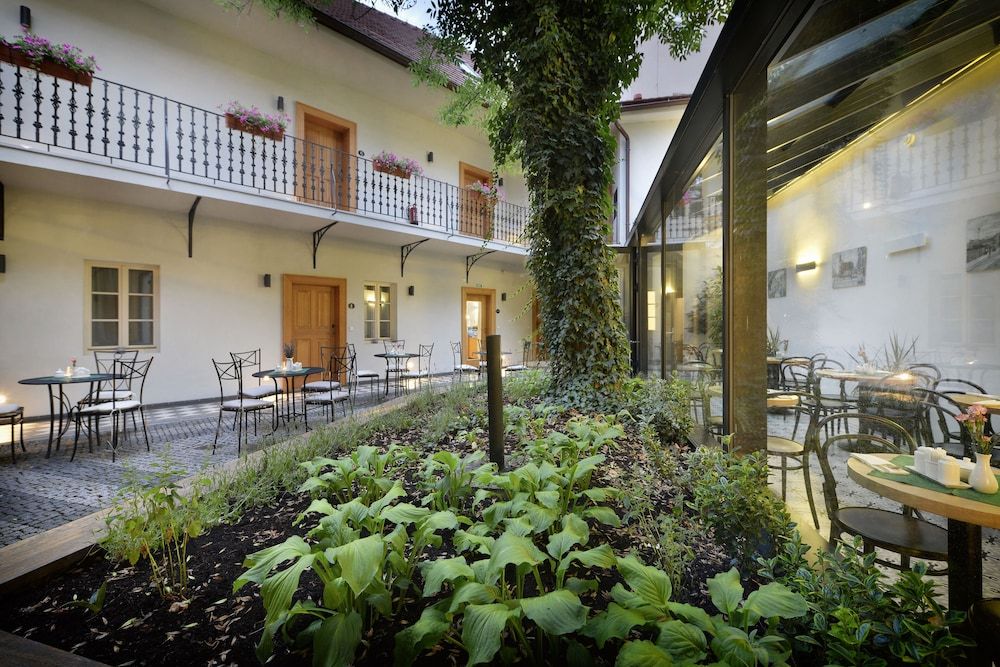 Hotel At the White Lily